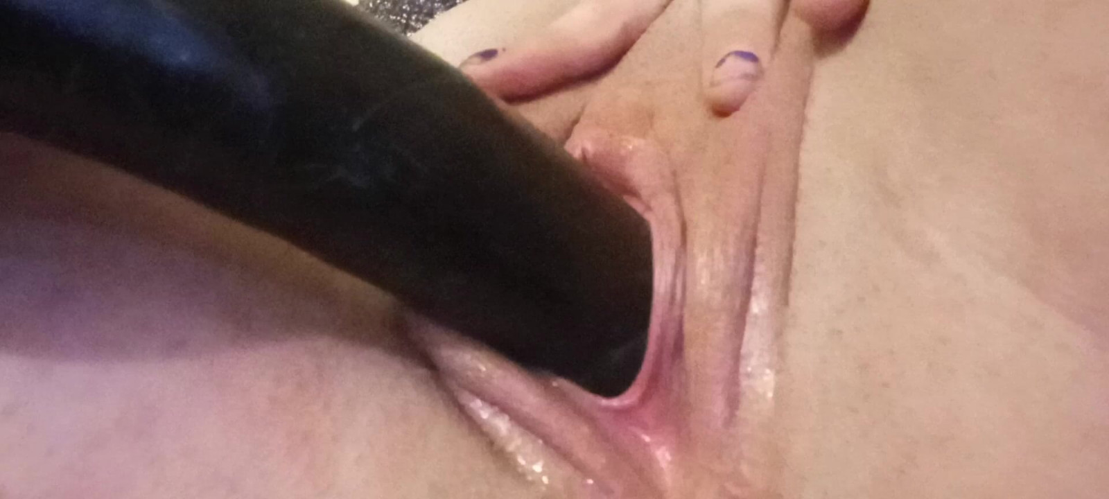 Pawg orta yaşlı seksi kadın siyah dildoyla sikişiyor