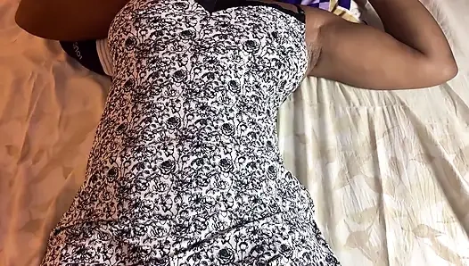 Afrikalı genç kız külot giymeden sikiliyor