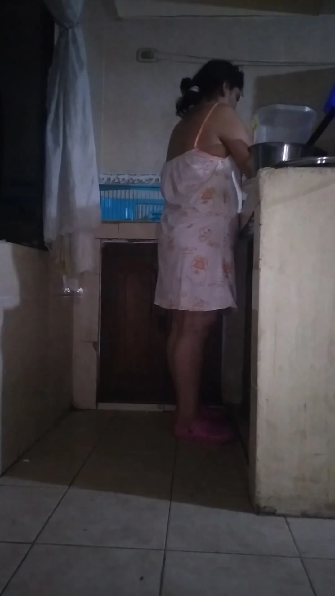 Ông chủ vào nhà bếp để đút mông tôi