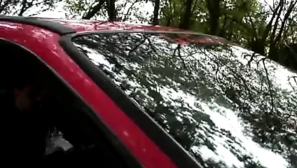 Küçük göğüslü asyalı civciv arabanın arka koltuğunda ahbapın sikini emer, sonra üçlü sikikleri