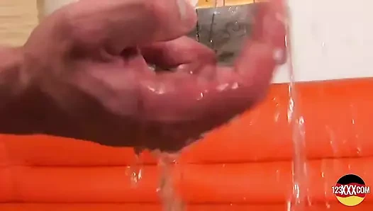 Sürtük sarışın sikiliyor ve fışkırtıyor