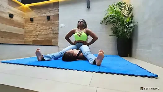 Göğüse oturma - güçlü bacaklar ve kaslar Lebian dövüş kızları