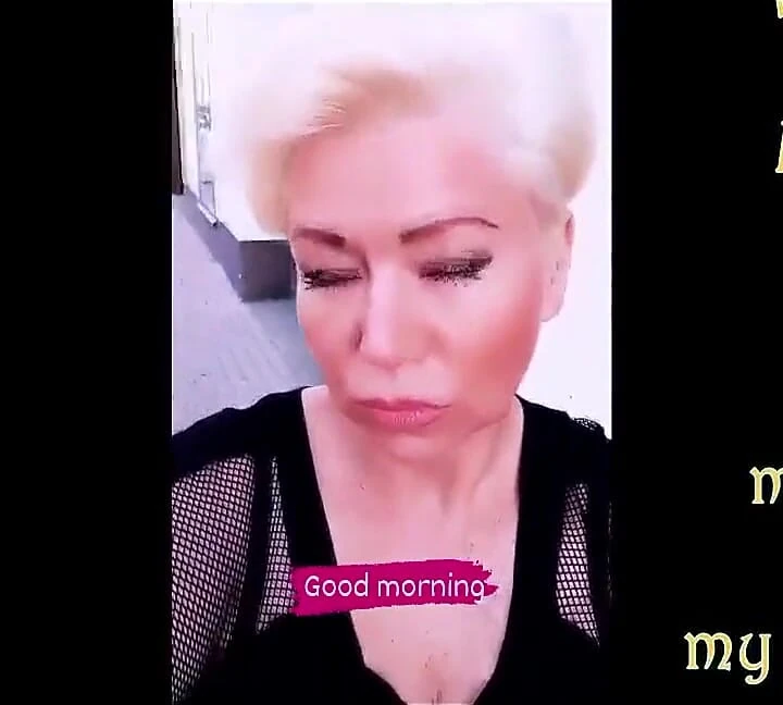 Büyük dudaklı ve büyük memeli güzel nine içtenlikle mastürbasyon yapıyor ve tatlı bir şekilde boşalıyor!