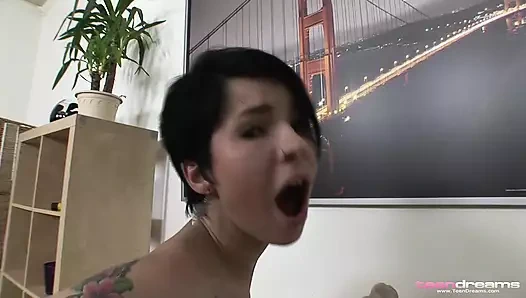 Anny asılı erkek arkadaşı tarafından sikilmeyi seviyor