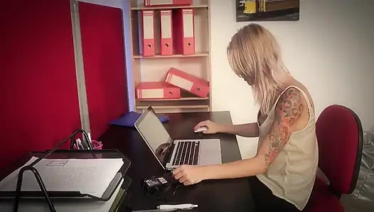 İş üstünde sikişiyor