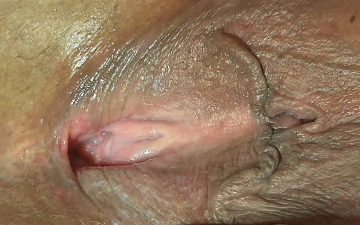 Jamdown26 - beyaz iri güzel evli kadın işerken büyük şişman götünü yakın çekim gösteriyor ve peluş büyük amını siktiriyor