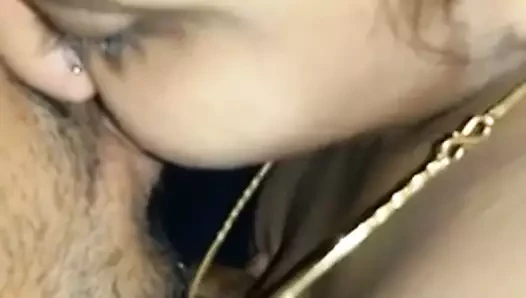 seksi bhabi öpüşme ve onu göğüsler emdi