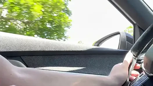 BeENJoY - She watches me as she gets into her car. She glanced several times before leaving the parking lot