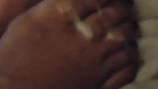 Koyu mor zenci ayak parmaklarına boşalma