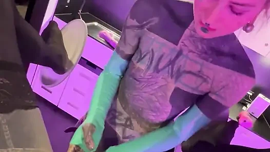 Dövmeli kız erkek arkadaşının götünü sikiyor - bağlı taşaklar ve derin parmaklama