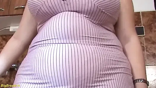 Tombul olgun evli kadın amını parmaklıyor ve canavar göğüslerini zıplatıyor