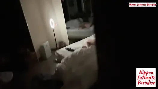 Bir kameraman kamera arkası samimiyeti ateşleyen bir resepsiyoniste aşık oluyor