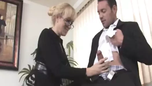 Klas genç erkek avcısı mastürbasyon yapıyor bukkake döl bakış açısı