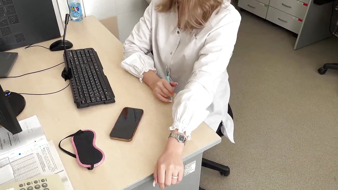 Güzel sarışın doktor büyük emiyor ve ağzına boşalma alıyor