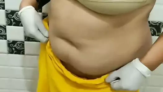 Hintli kadın banyoda ayrılmak istemiyor.