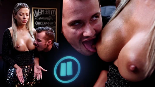 Sarışın orta yaşlı seksi kadın zamanda donuyor - büyük memeli hostes porno donuyor