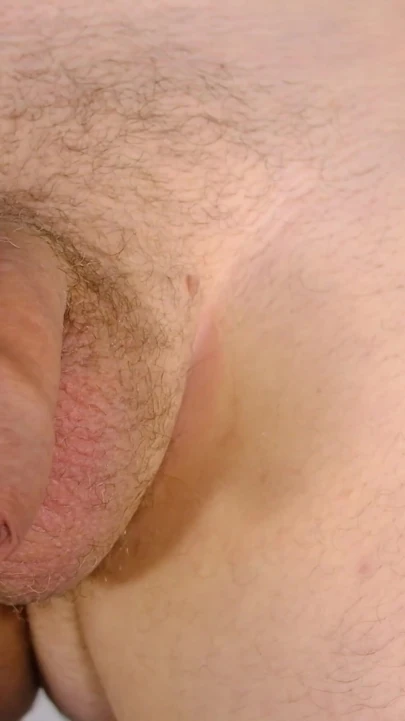 Sarkık penis yakın çekim eller serbest sünnetsiz yarak zonkluyor, sallanıyor ve sünnet derisi gösterisi | Klip 1