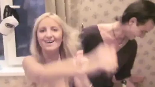 Sevimli amatör sarışın Kelly amını siktiriyor