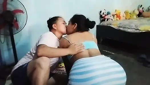 Bir çift haydut coşkun vücutlarıyla oynuyor