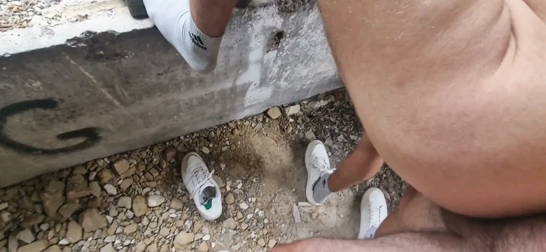 Terk edilmiş bir fabrikada genç bir sikici babasıyla tanıştı ve gelene kadar deliklerini sert sikti