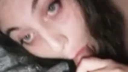 Karım bir yabancının horozunu emiyor ve cum yiyor