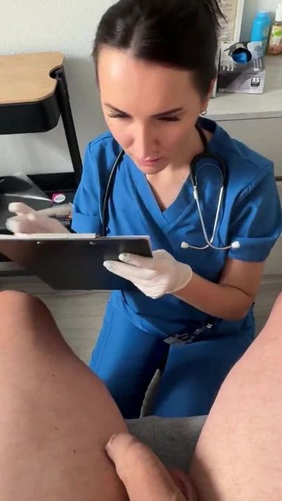 Şimdiye kadarki en ateşli doktor ziyareti kameraya yakalandı | Klip 1