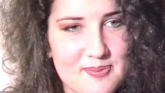 Büyük memeli Fransız hatun bir adamı iş için memnun ediyor