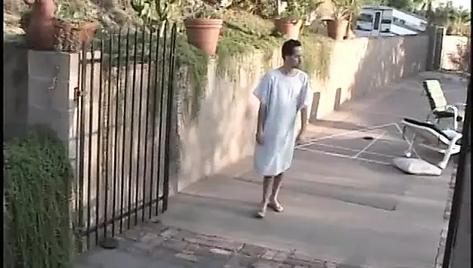 Beyaz çoraplı ateşli hemşire açık havada hasta adama biniyor