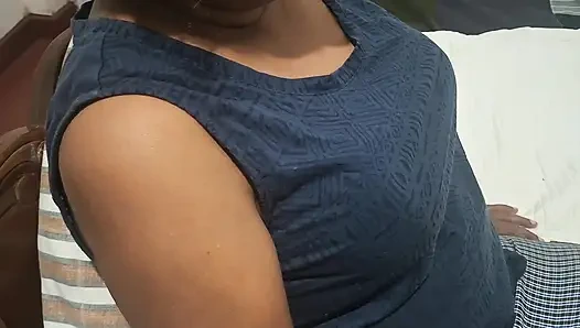 Üvey anne soyunuyor ve çok seksi bir aşk