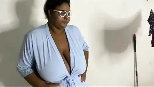 Üvey annemi iç çamaşırlı görüyorum ve sonunda onunla seks yapıyorum