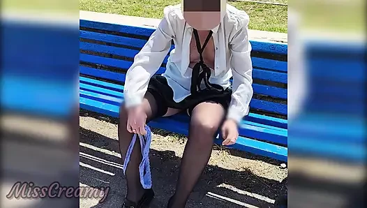 Amcık teşhiri - sürtük öğretmenim parkta insanlar izlerken amını parmaklıyor