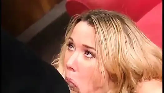 Yarak emen sarışın fahişe sıkı küçük götünde büyük bir yarak hissetmeyi seviyor