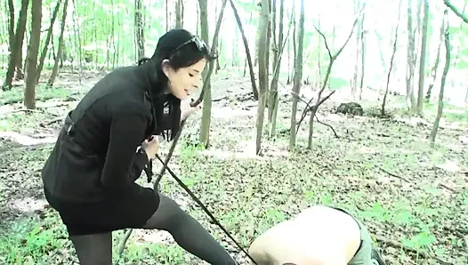 Sahibe ağzına yüksek topuklu ayakkabılar koyarak kölesini cezalandırıyor