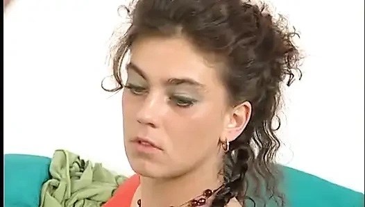 Canı sıkılan orta yaşlı seksi kadın kamerada sikişiyor