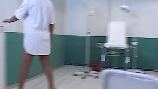 Azgın hemşire için yüzüne boşalma