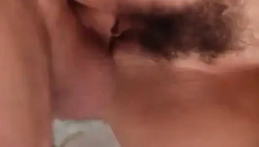 Kasık saçlı sarı banyoda ısırıyordu