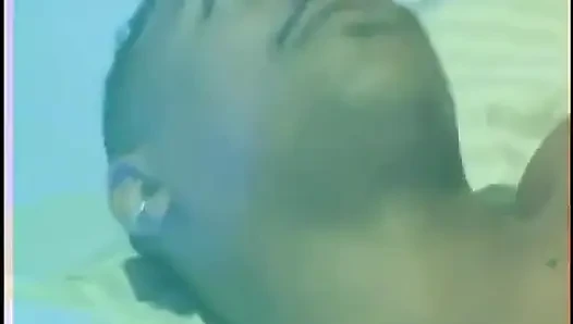Azgın zenci bebek beyaz ve siyah bir adamla Afrikalı fantezisi üçlü seks yapıyor