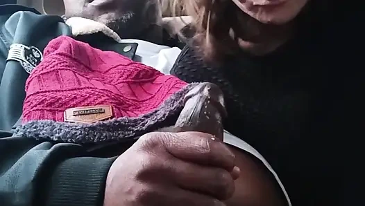 Sokak fahişesi hızlı arabada sakso - her yerde öğürüyor ve salya akıtıyor