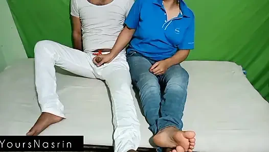 Yaramaz kız arkadaş zevk için erkek arkadaşının evine geldi.