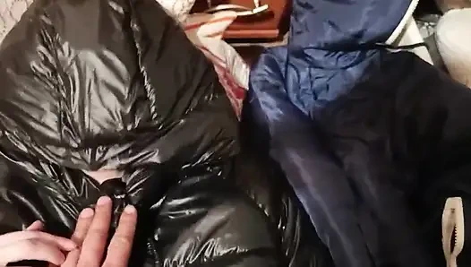 Ceket fetişi - parlak kabarık ceketine oynuyor ve boşalıyor
