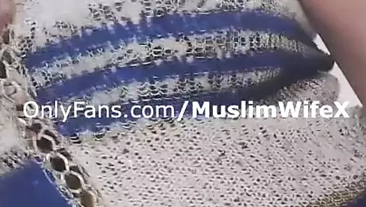 Kocası yakınken gerçek sıcak tesettür arap anne büyük memeli kremsi sulu kedi orgazm için mastürbasyon yapıyor