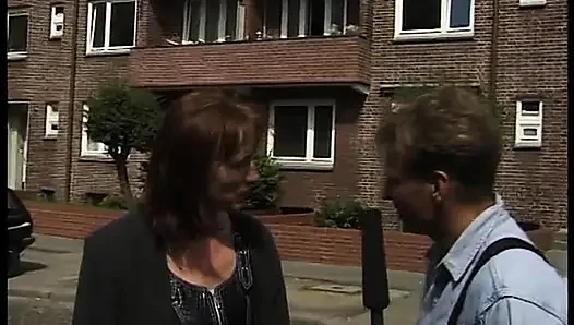Sarışın orta yaşlı seksi kadın röportaj yapıyor
