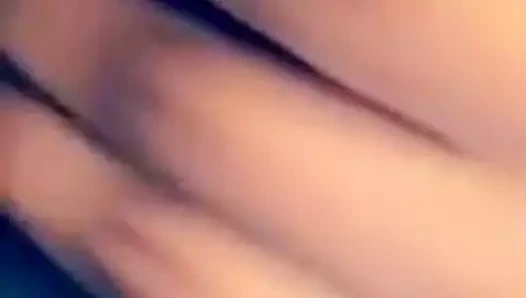 Azgın bebek kendisi ile oynuyor