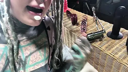 Azgın alternatif dövmeli kız seks oyuncaklarını göt tıkacıyla gösteriyor