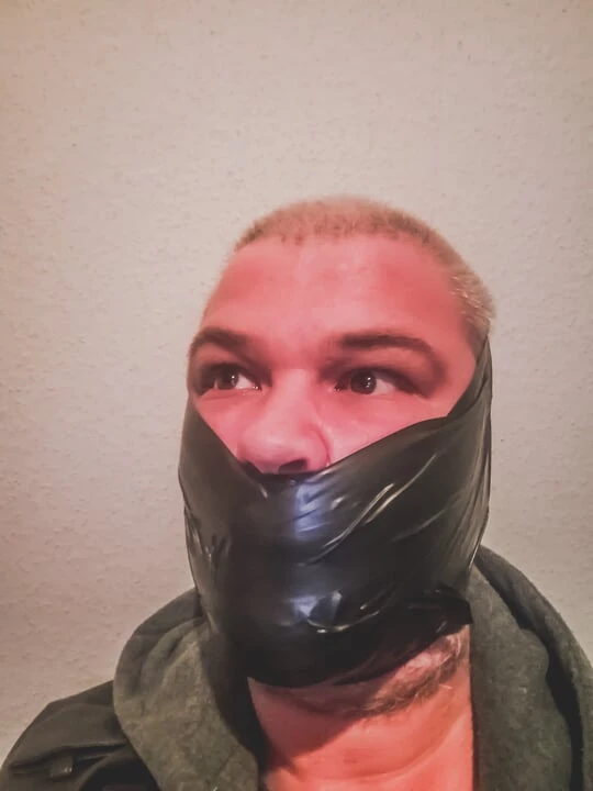 С кляпом во рту