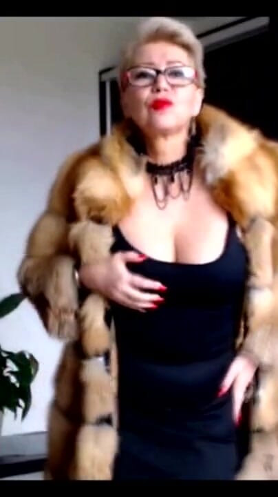 Kürk mantolu olgun kaltak... Ünlü web kamerası fahişesi ve şarkıcı Aimee ateşli orta yaşlı seksi kadın )) | Klip 2