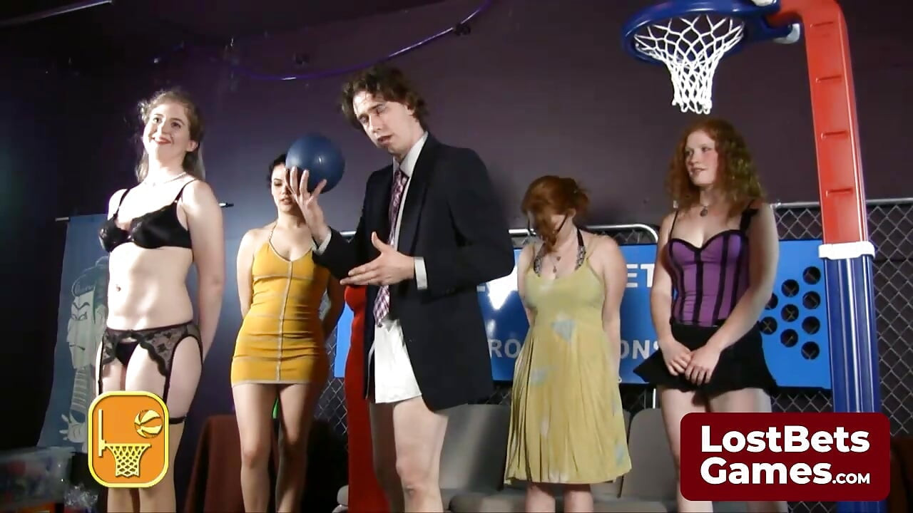 Odada striptiz basketbolu oyunu ile uğultu
