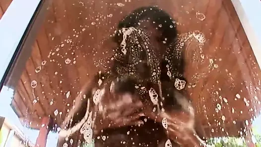 Negra con unas chichotas