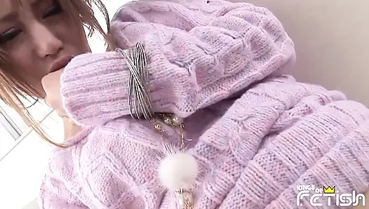 Japon genç kız oyuncakla oynuyor ve çeşme gibi fışkırtana kadar bir adam tarafından amına yumruk sokuyor