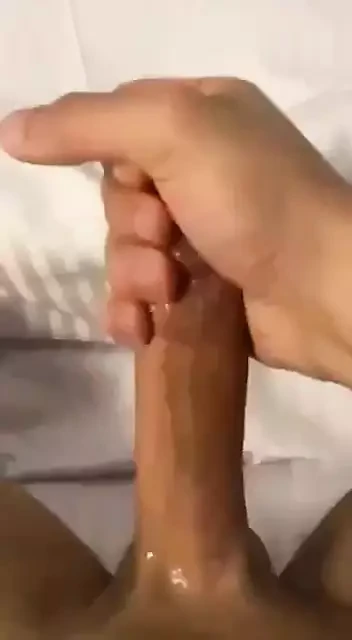 Sert yarağımı okşuyor